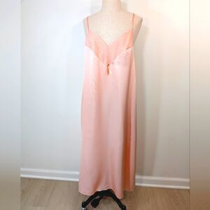 Vintage v-neck peach silky polyester maxi nightgown W ribbon/Flower. Large.